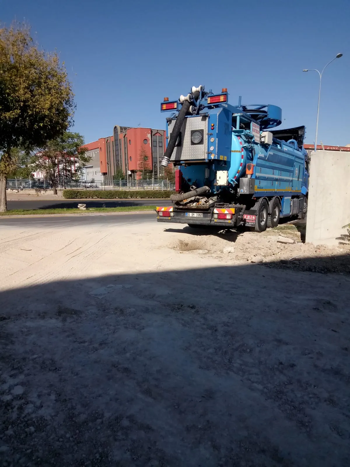 Ankara lisanslı vidanjör aracı açık alanda
