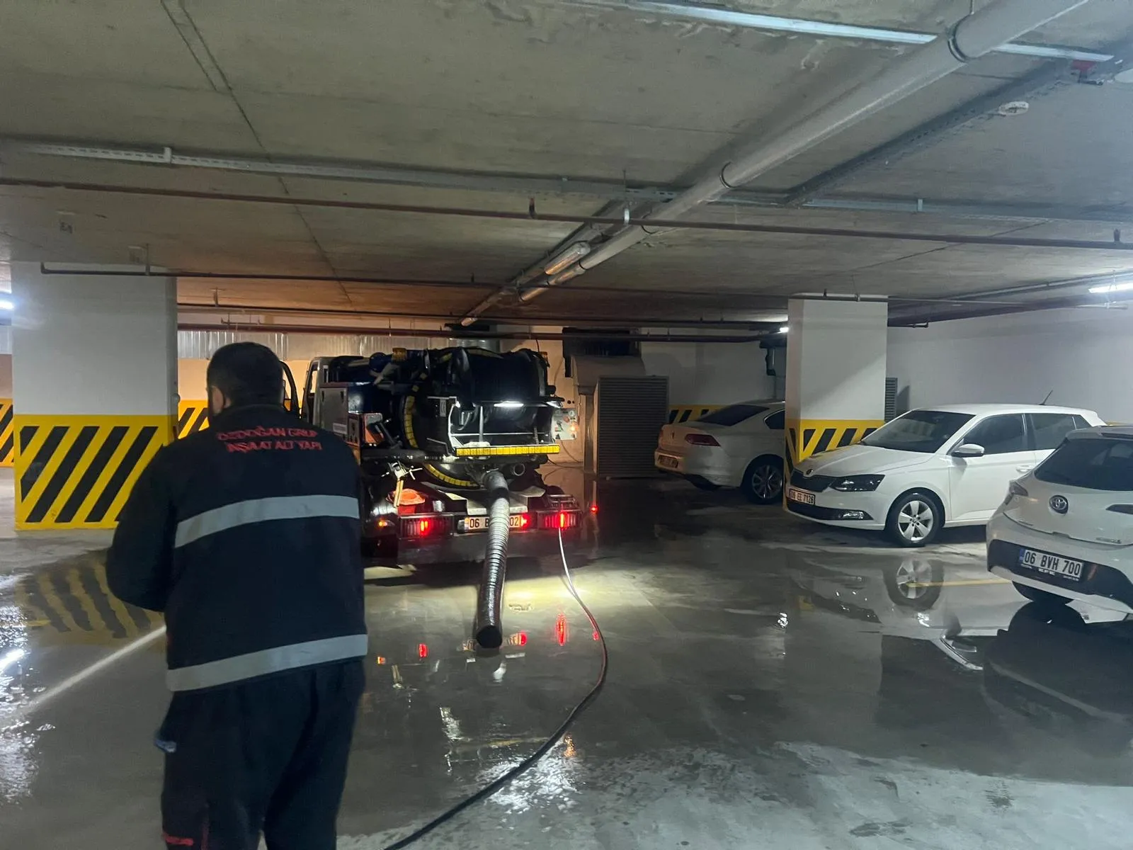 Ankara lisanslı vidanjör ekibi kapalı alanda iş başında